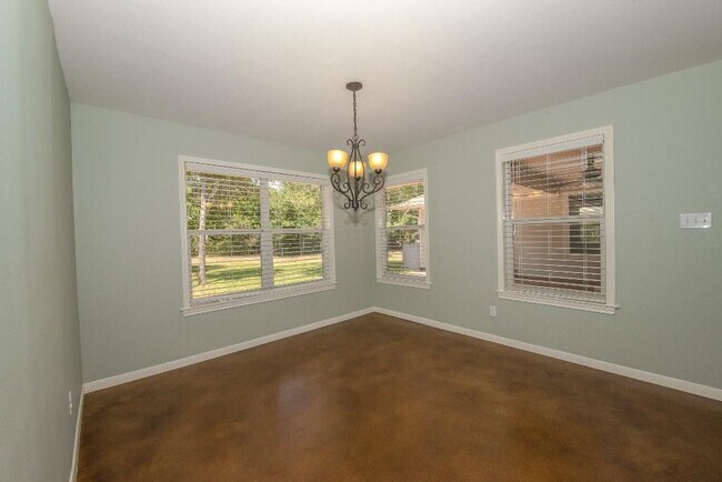 Building Photo - 5640 Oak Blvd