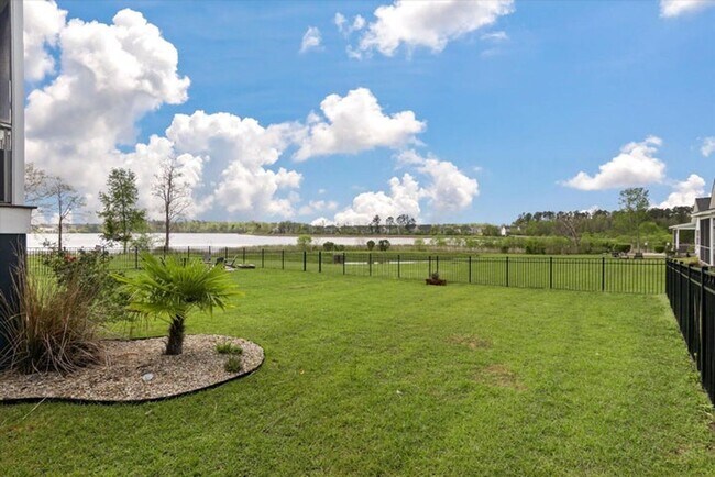 Building Photo - Show stopping 5 bed/3 bath rental in the h...