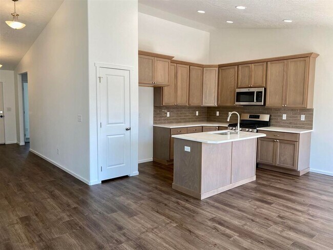 Building Photo - Stunning 3 Bed, 2 Bath Rancher in Airway Heights!