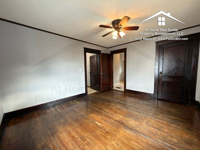 Building Photo - 302 W 6th St