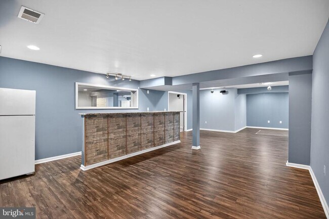 Building Photo - 2323 Springdale Ln