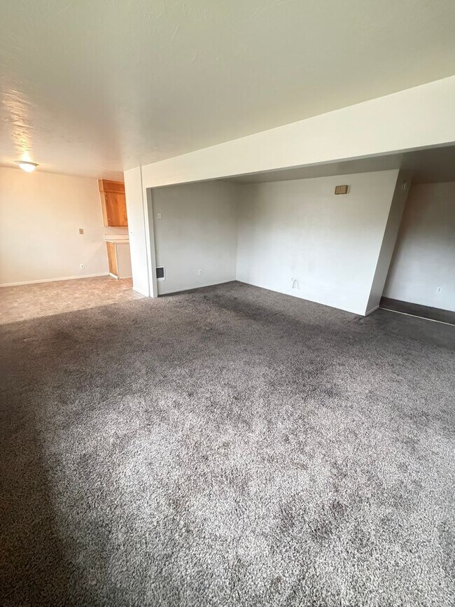 Building Photo - Large Two Bedroom Conveniently located Amenities!