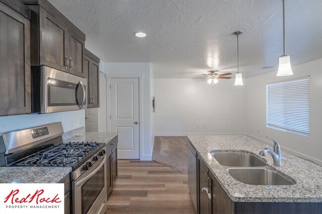 Building Photo - Move In Special - $500 Off First Months Re...