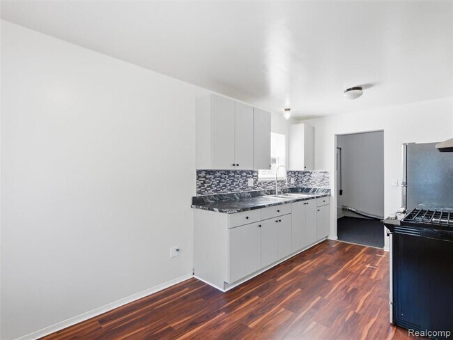 Building Photo - 1221 E Granet Ave