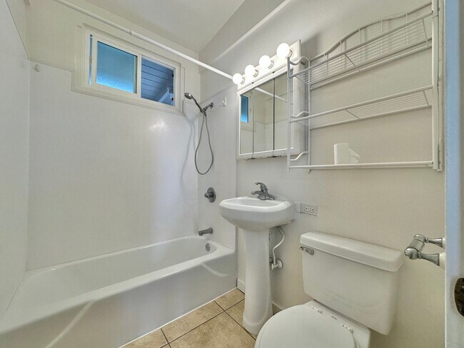 Building Photo - 471 Liholiho St
