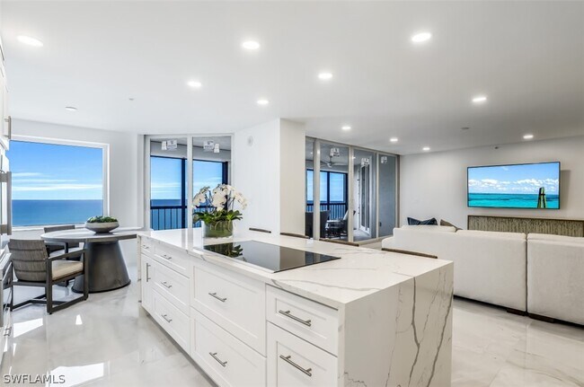 Building Photo - 8171 Bay Colony Dr