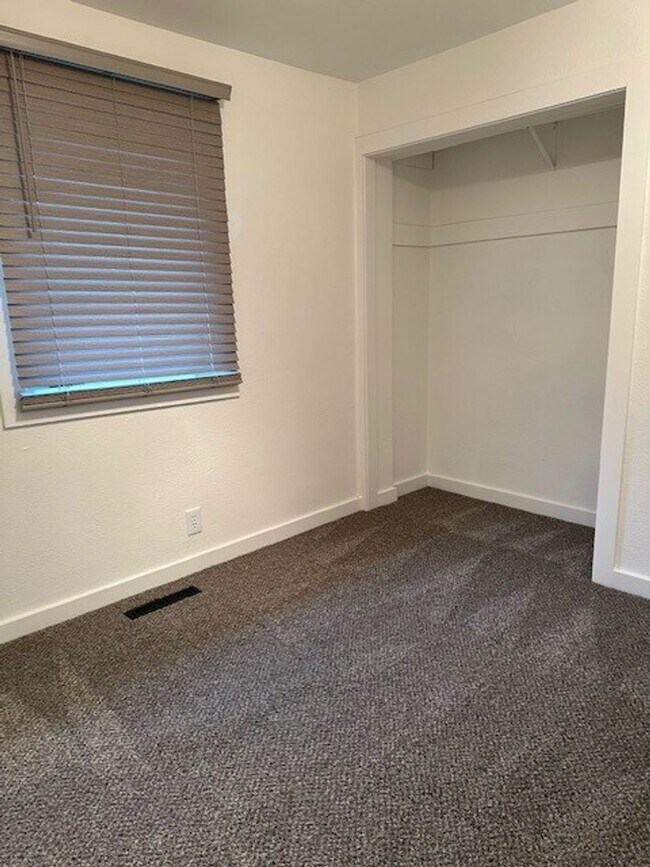 Building Photo - MOVE IN SPECIAL! | PAY HALF MONTHS RENT FOR THE HOLIDAYS! |LAUNDRY IN UNIT!!!NEWLY REMODELED | Si...