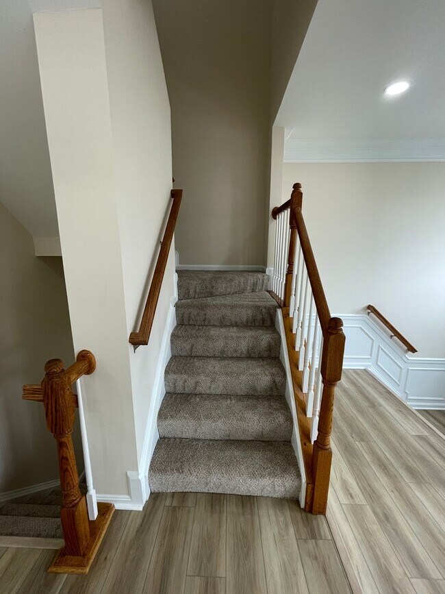 Building Photo - Elegant And Spacious 3 Bed 3.5 Bath Townhome In Vibrant Loudon Parkway Center