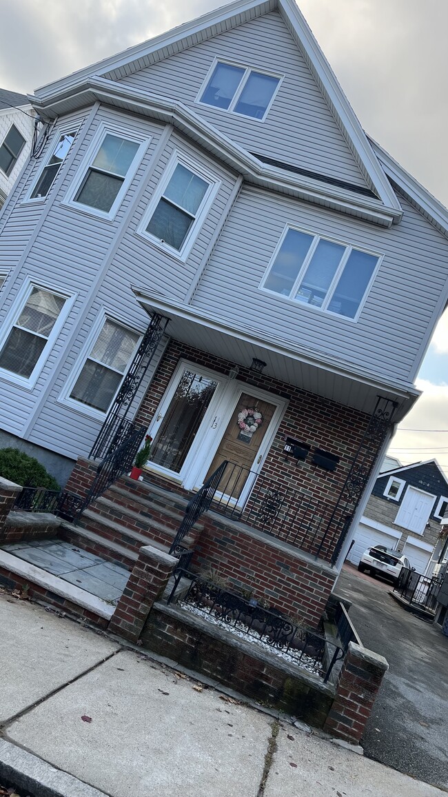 Building Photo - 11 Hatch St