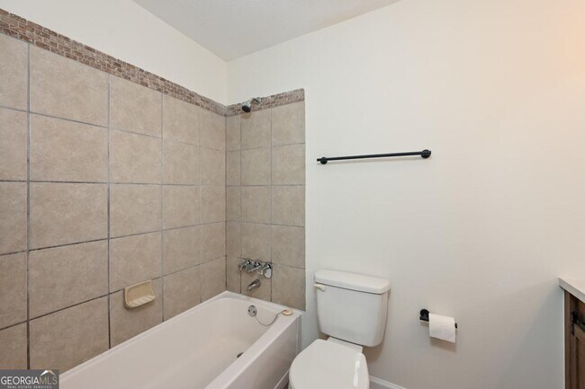 Building Photo - 201 Lenox Way NE