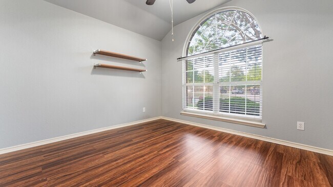 Building Photo - 525 Mustang Ridge Dr