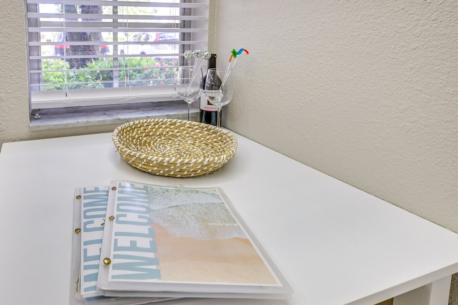 Building Photo - 745 W Country Club Dr