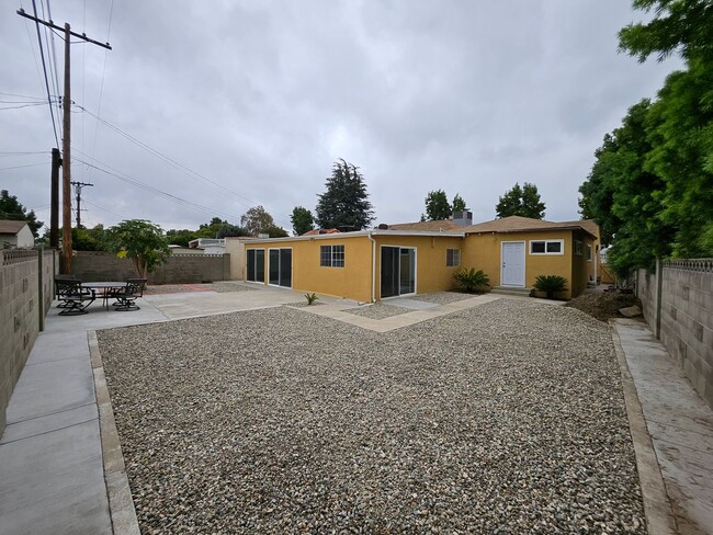 Building Photo - **Available now!** Spacious 3-Bedroom Home...