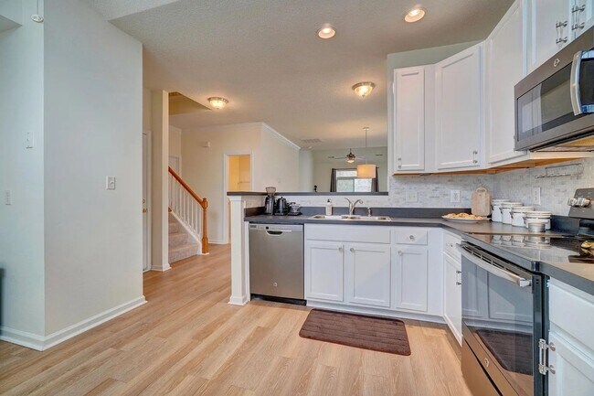 Building Photo - 3 Bedroom Townhouse in North Suffolk