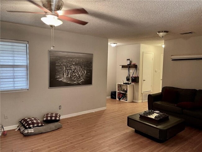 Building Photo - 115 Waller St