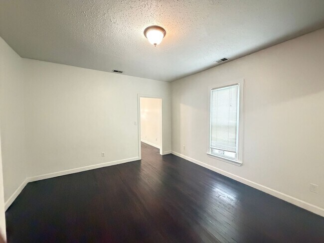 Building Photo - Charming One Bed & One Bath Duplex Unit!