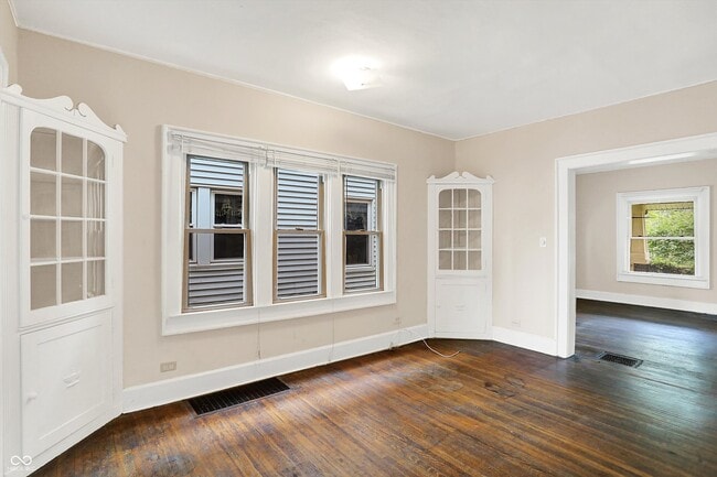 Building Photo - 628 N Riley Ave