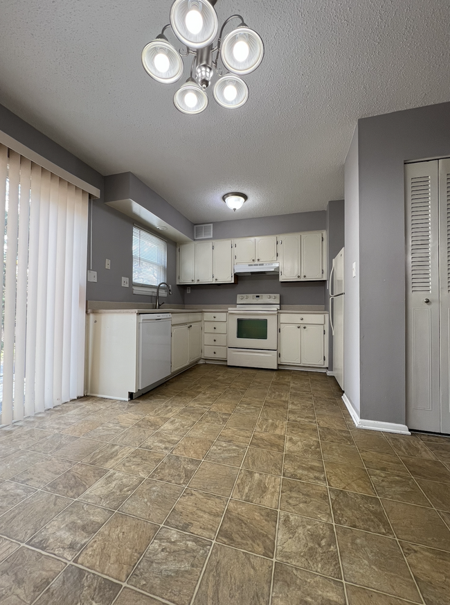 Kitchen - 9235 Nieman Rd