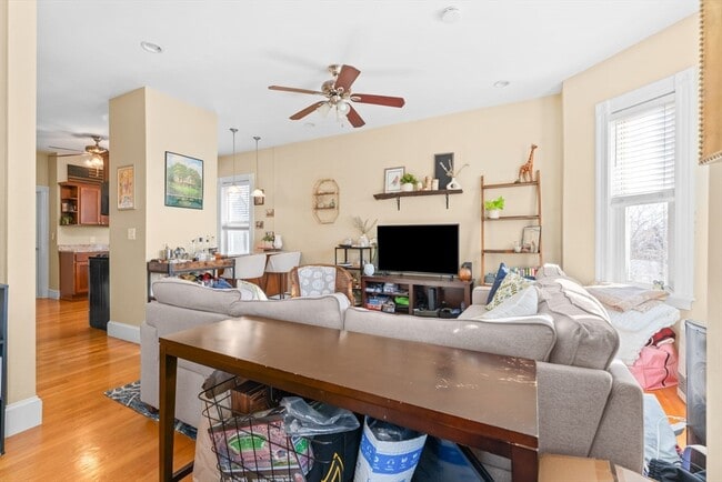 Building Photo - 470 E 6th St