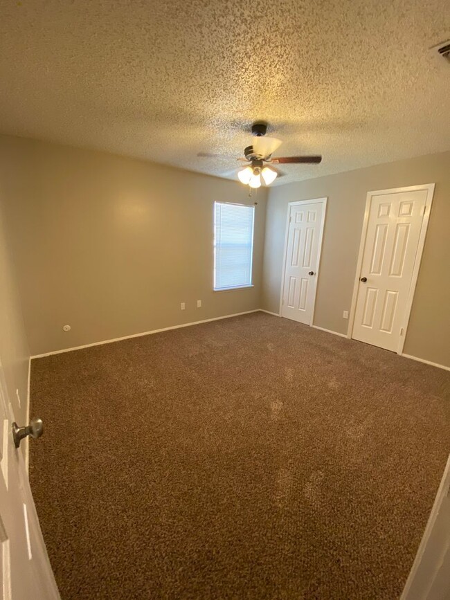 Building Photo - Move in Special! 2 bedroom 1.5 bath townhome