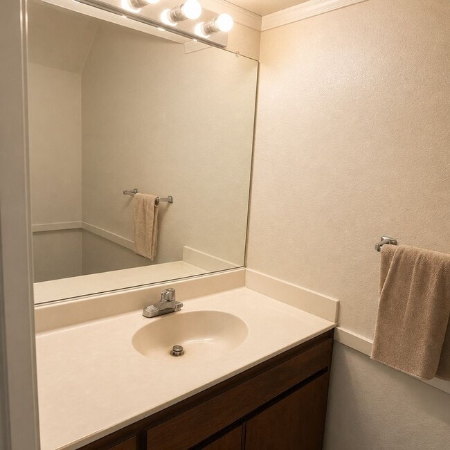 Building Photo - 3 bed/1.5 bath townhouse in Cotati