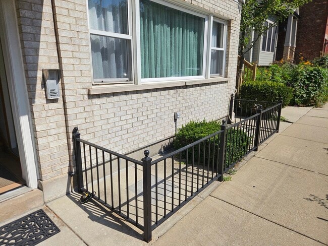 Building Photo - 1140 W Barry Ave