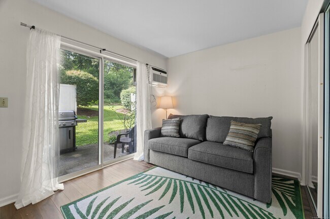 Building Photo - 8 Rose Ln