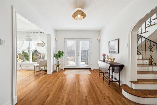 Building Photo - 2108 Branard St
