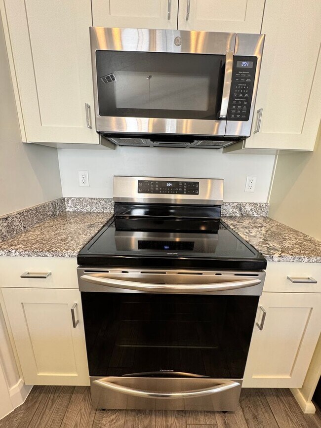 Building Photo - Pet Friendly!! Fresh and Clean!!  Ready to go!