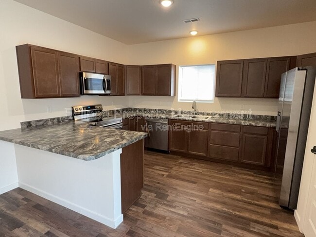 Building Photo - 250 Sasha St