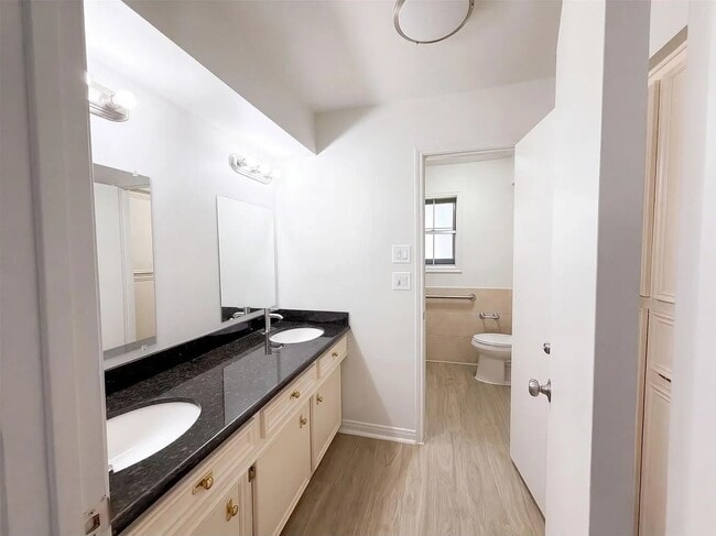 Building Photo - 4042 Greenbriar Dr