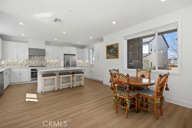 Building Photo - 218 Sora