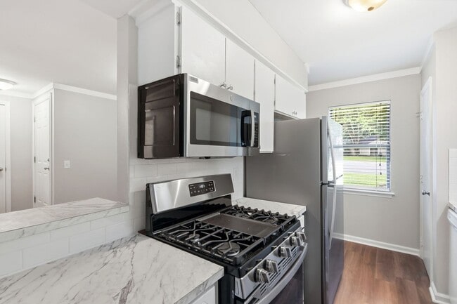 Building Photo - Renovated Ranch on a Quiet Cul-de-Sac with Vaulted Ceilings & Private Backyard