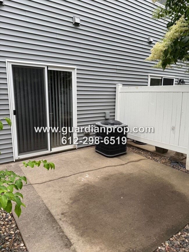 Building Photo - End Unit Townhouse Available Now, Loft Are...