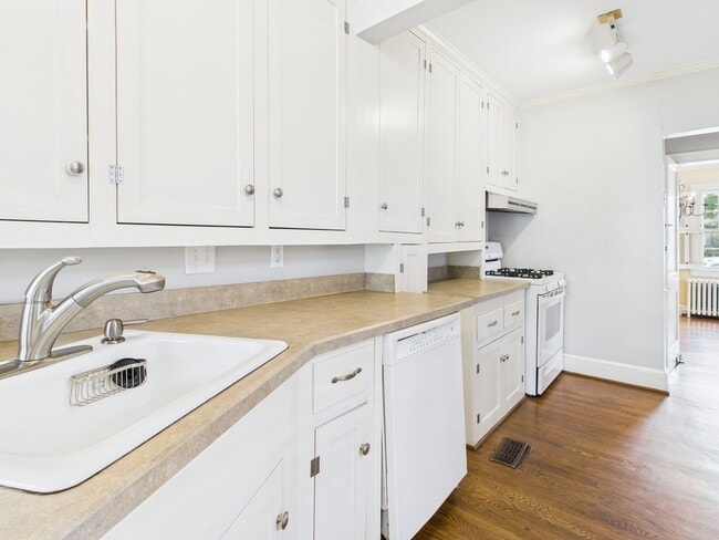 Building Photo - 307 Lexington Rd