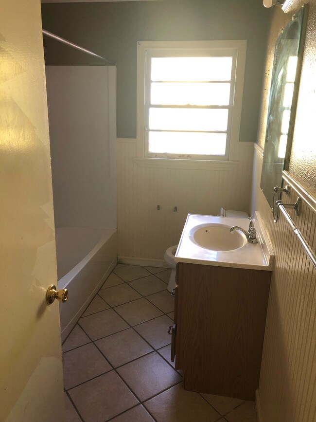 Building Photo - 1204 Waller Ave