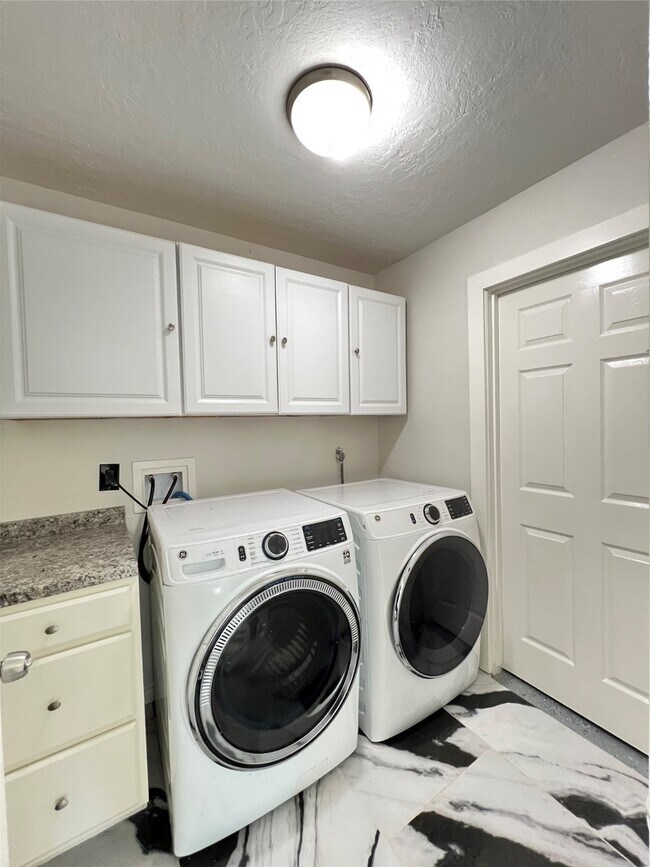 Building Photo - 10123 Early Spring Dr