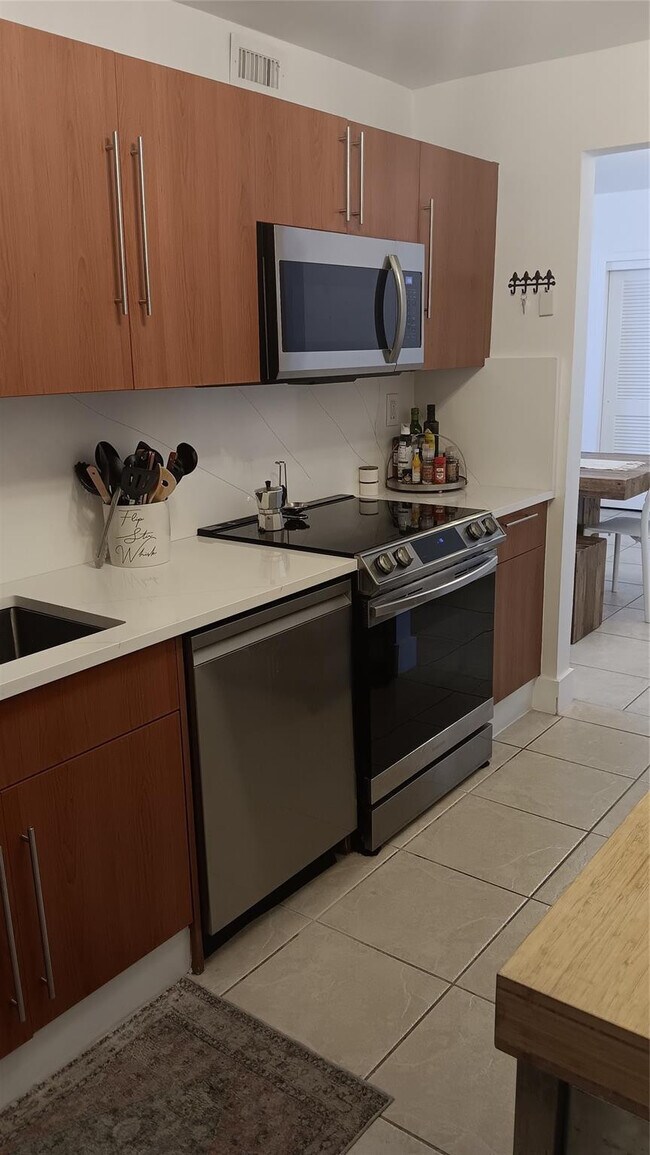 Building Photo - 3001 S Ocean Dr