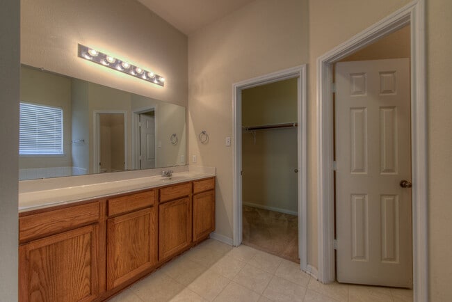 Building Photo - Quality home on cul-de-sac in quiet commun...