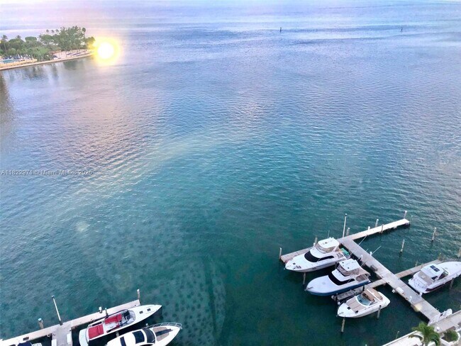 Building Photo - 905 Brickell Bay Dr