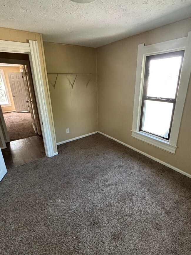 Building Photo - SECTION 8 and EDEN ACCEPTED!! A fully spac...