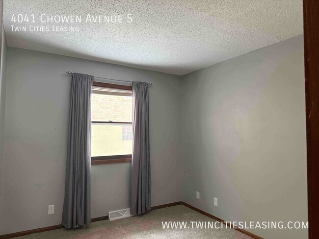 Building Photo - Updated 4 Bedroom 3 Bathroom - Single Fami...