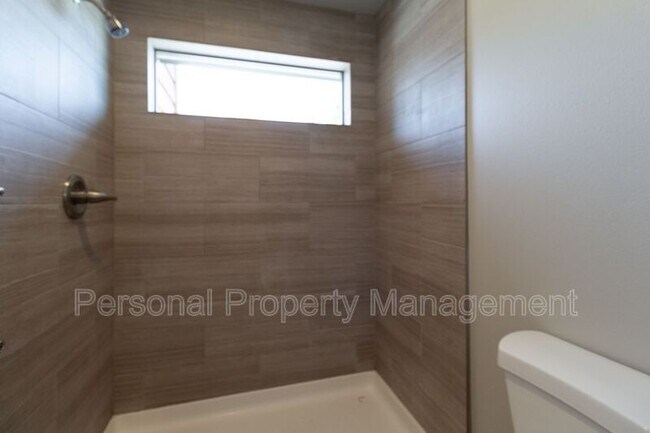 Building Photo - 8711 NE 43rd Pl