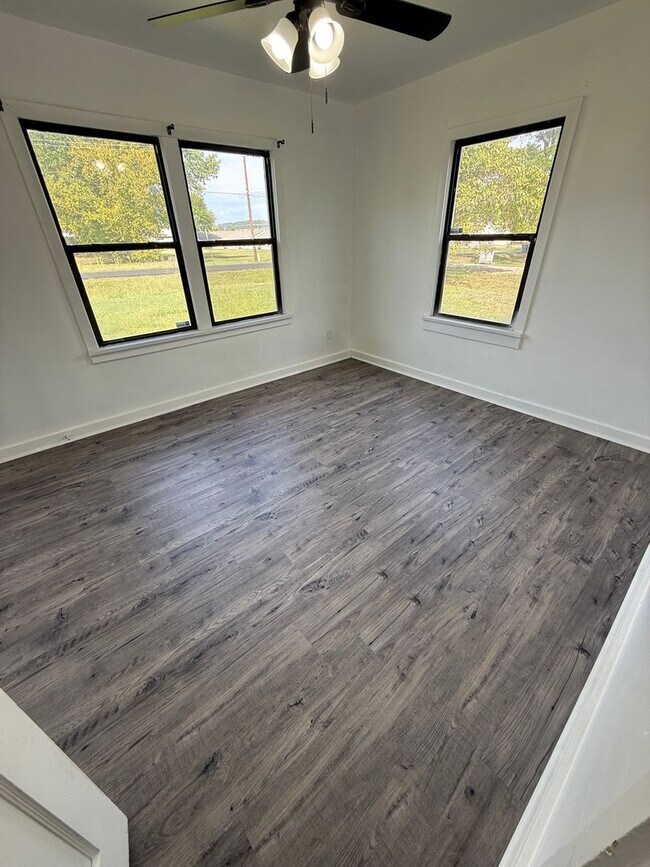 Building Photo - 2 Bed 1 Bath House, Gas Heat & Hot Water