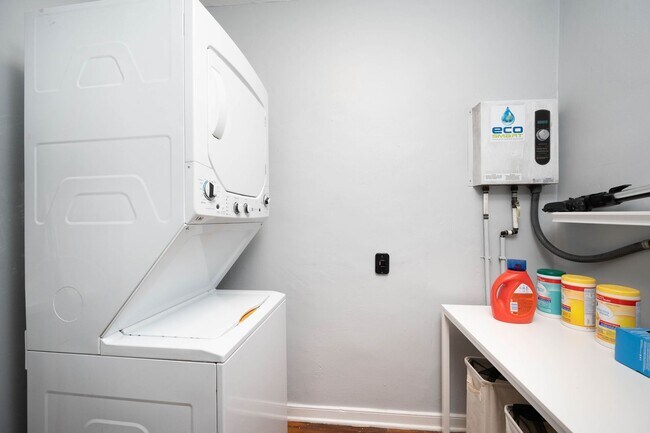 Building Photo - Charming 2-Bed, 1-Bath Home with All-inclu...