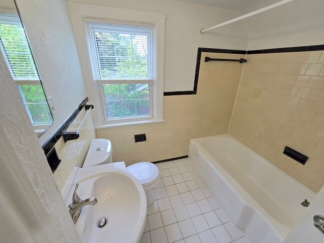 Building Photo - CUTE & COZY 2BED/1BATH DUPLEX FOR RENT - U...
