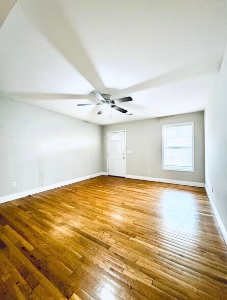 Building Photo - 586 Hampton Way