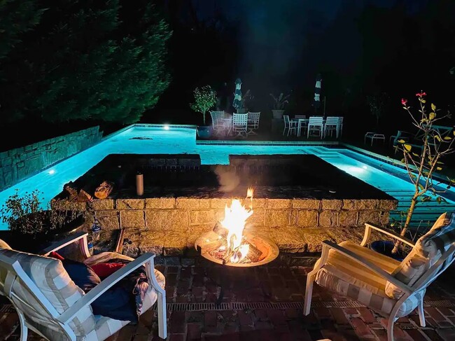 Building Photo - 236 Howard St NE