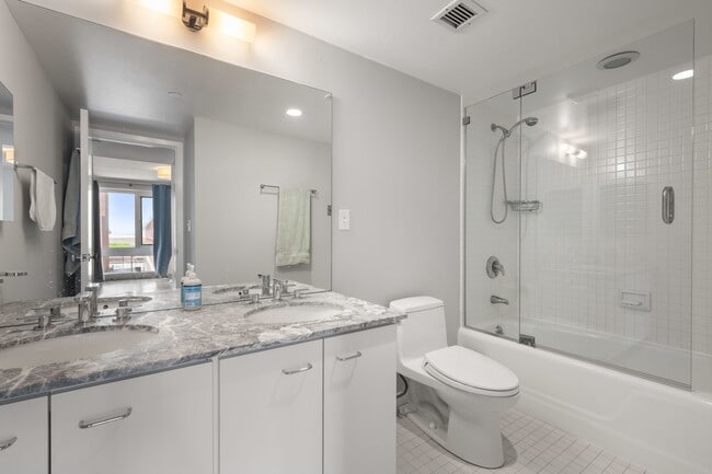 Building Photo - 975 Memorial Dr