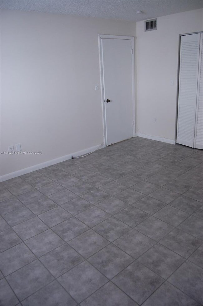 Building Photo - 1334 Collins Ave